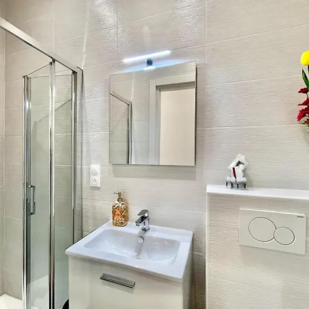 Comfortable 1-Bedroom Central Menton 펜션 *