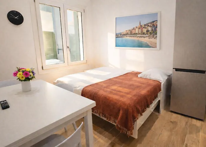Comfortable 1-Bedroom Central Menton בית נופש