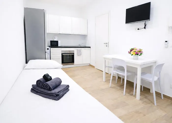 Comfortable 1-Bedroom Central Menton 멍똥