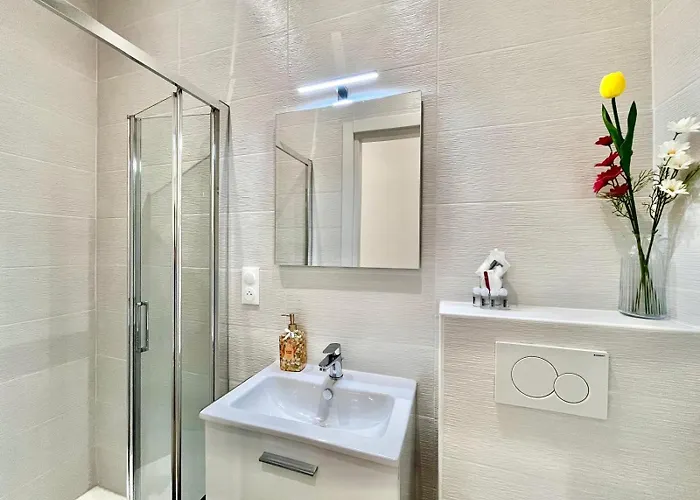 Comfortable 1-Bedroom Central Menton בית נופש *